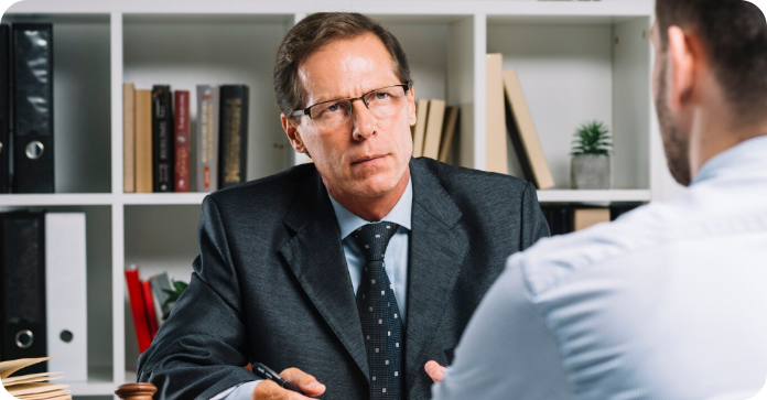 Consulente legale che affronta i problemi giuridici