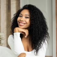 黒髪のビジネスウーマンのポートレート